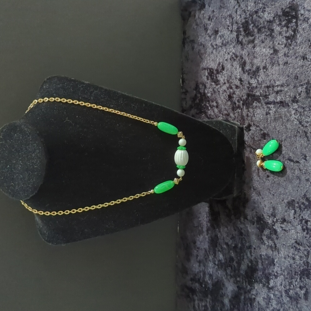 Vintage Avon Gatsby Collection Beaded Green White Lucite Gold Tone Necklace Set